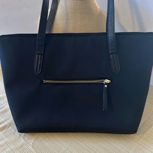 Black
Sleek simplicity defines this roomy tote bag in nylon
Wipe clean